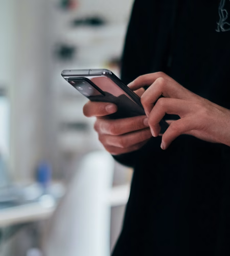 photo 1592890288564 76628a30a657